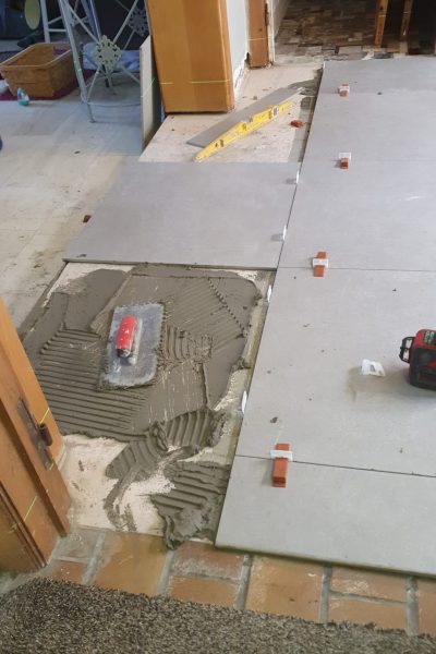 Verlijmen van tegels op bestaande vloer